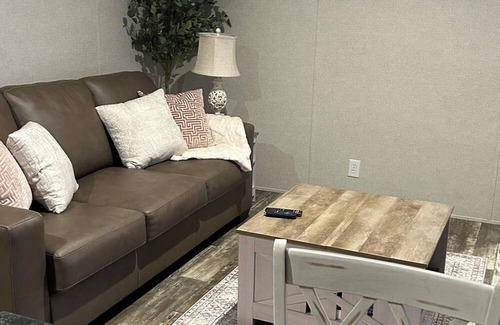 Pittsburg Haus | Charming 2-bedroom mobile home with AC and WiFi in London Built DEC 2024