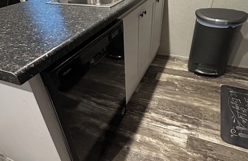 Pittsburg Haus | Charming 2-bedroom mobile home with AC and WiFi in London Built DEC 2024