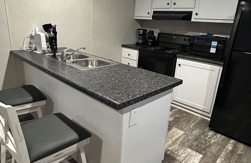 Pittsburg Haus | Charming 2-bedroom mobile home with AC and WiFi in London Built DEC 2024