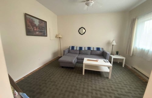 Clearwater Wohnung | Self contained basement apartment. 5 minutes to Dutch Lake beach