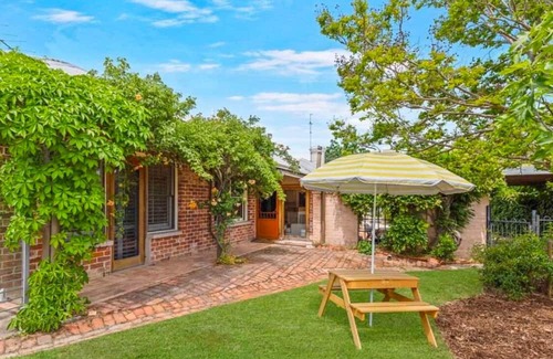 Bathurst Wohnung | Cozy renovated studio/study in Grand home. Garden & pool access - 2 mins to CBD.