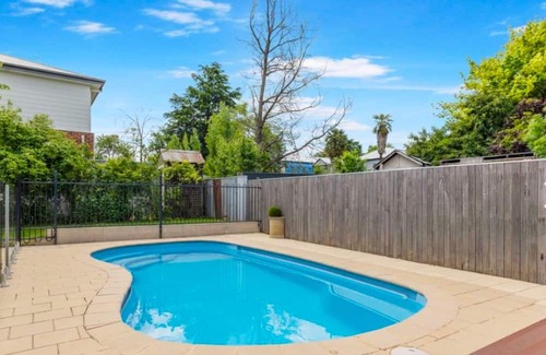 Bathurst Wohnung | Cozy renovated studio/study in Grand home. Garden & pool access - 2 mins to CBD.