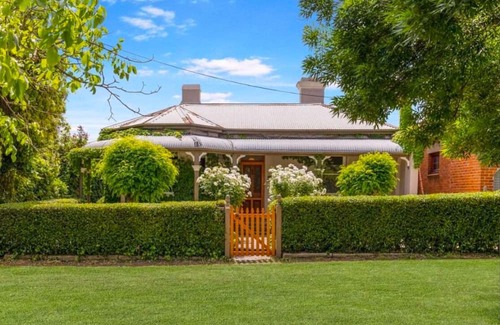 Bathurst Wohnung | Cozy renovated studio/study in Grand home. Garden & pool access - 2 mins to CBD.
