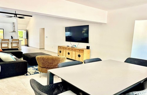 Kralendijk Eigentumswohnung | Stunning Oceanfront 2-Bed, High End Remodel, Luxury Furnishings, Sand Dollar A6