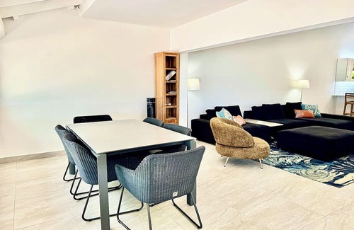 Kralendijk Eigentumswohnung | Stunning Oceanfront 2-Bed, High End Remodel, Luxury Furnishings, Sand Dollar A6