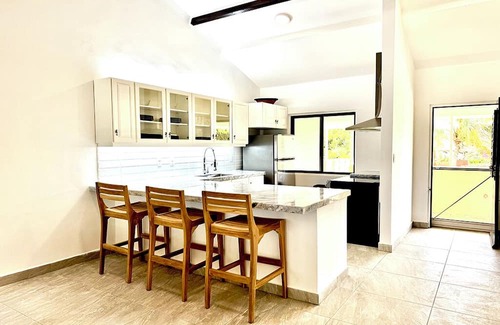 Kralendijk Eigentumswohnung | Stunning Oceanfront 2-Bed, High End Remodel, Luxury Furnishings, Sand Dollar A6