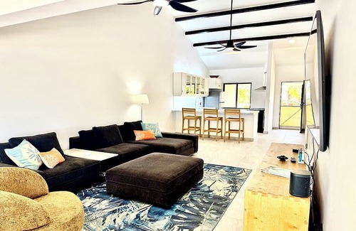 Kralendijk Eigentumswohnung | Stunning Oceanfront 2-Bed, High End Remodel, Luxury Furnishings, Sand Dollar A6