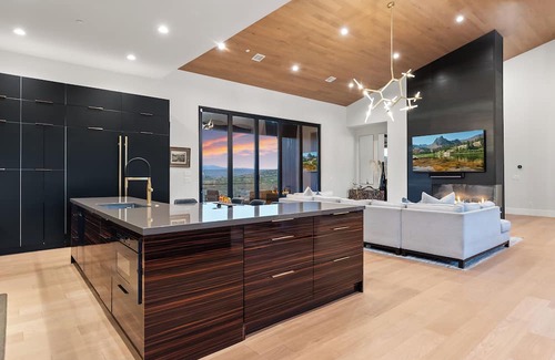 The Preserve Haus | Spacious 6-bedroom house Comes with House Manager /Driver 8:30am - 8:30 pm.