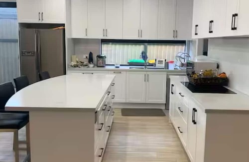 Springvale Haus | 3-bedrooms in a shared house-like 5 star hotel in amazing Springvale centre.