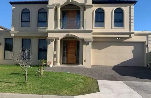 Springvale Haus | 3-bedrooms in a shared house-like 5 star hotel in amazing Springvale centre.