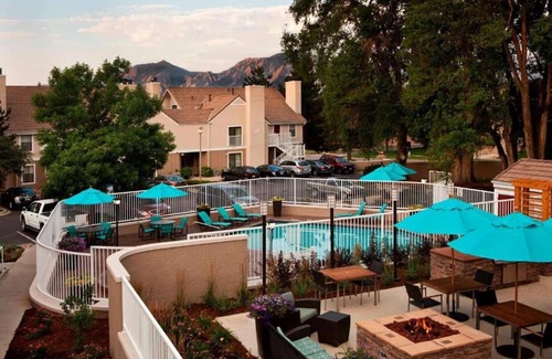 Glenwood Grove - North Iris Haus | Relax at our Pet-Friendly Hotel in Boulder, CO