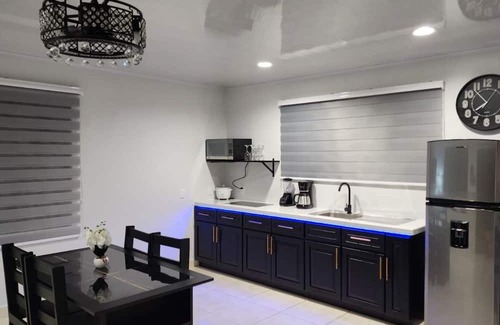 Penjamo Haus | Charming Tropical Noir, 2-bedroom house with AC, WiFi