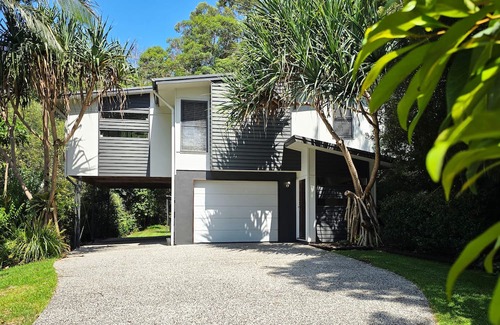 Sunshine Coast Haus | Split level multi-family tropical beach house