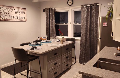 Crossroad Park Haus | Sweet 2-bedroom home with A/C and back deck w/dining area, gas grill & fire pit