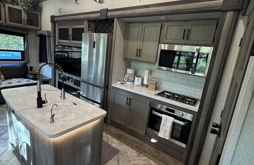 Pierson Wohnmobilvermietung | Cozy campground in charming Pierson with AC, WiFi