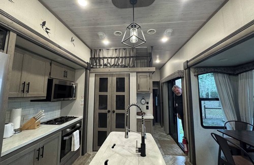 Pierson Wohnmobilvermietung | Cozy campground in charming Pierson with AC, WiFi