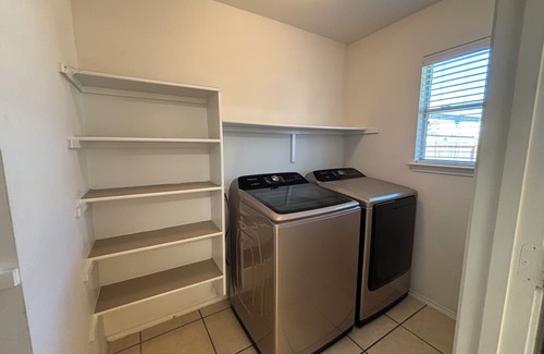 Elm Creek Haus | Cozy 3-bedroom house in enchanting Elgin with AC