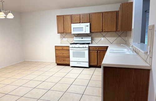 Elm Creek Haus | Cozy 3-bedroom house in enchanting Elgin with AC