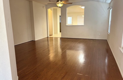 Elm Creek Haus | Cozy 3-bedroom house in enchanting Elgin with AC