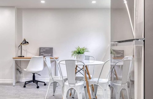 Hamilton Haus | Modern design conveniently mins to hwy + amenities