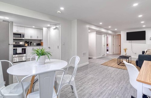 Hamilton Haus | Modern design conveniently mins to hwy + amenities