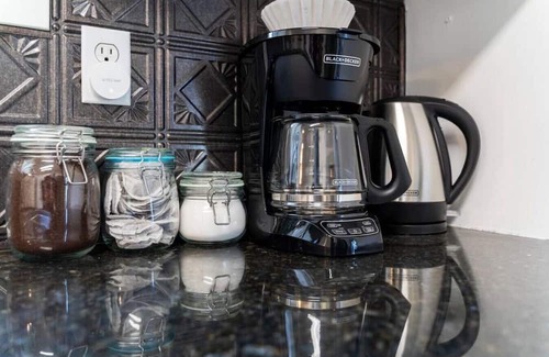 Hamilton Haus | Modern design conveniently mins to hwy + amenities