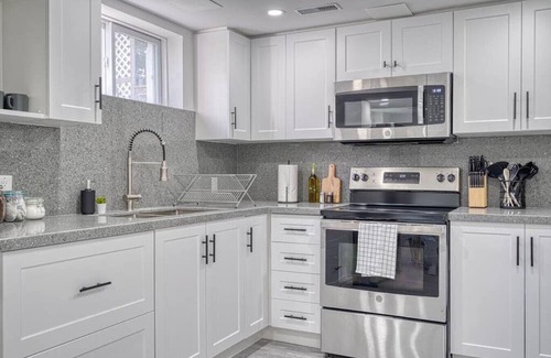 Hamilton Haus | Modern design conveniently mins to hwy + amenities