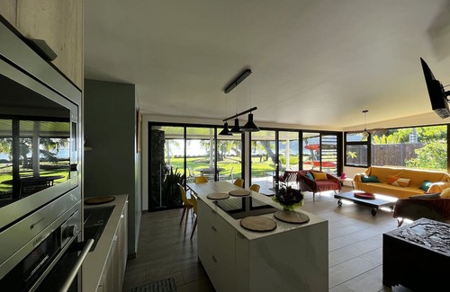 Tahiti Haus | NEW Luxury & Modern FARE MAOTI, A/C, Wifi, Private Parking, Private Beach Access