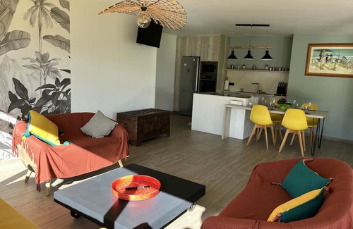 Tahiti Haus | NEW Luxury & Modern FARE MAOTI, A/C, Wifi, Private Parking, Private Beach Access