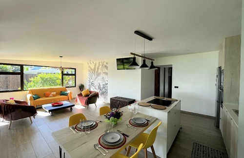 Tahiti Haus | NEW Luxury & Modern FARE MAOTI, A/C, Wifi, Private Parking, Private Beach Access