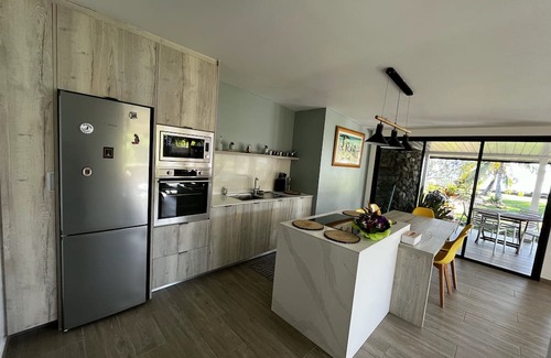 Tahiti Haus | NEW Luxury & Modern FARE MAOTI, A/C, Wifi, Private Parking, Private Beach Access