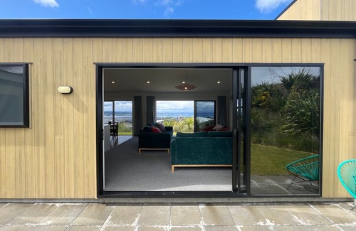 Nukuhau Haus | Panoramic Paradise: Stunning Lake and Mountain Views in Taupō