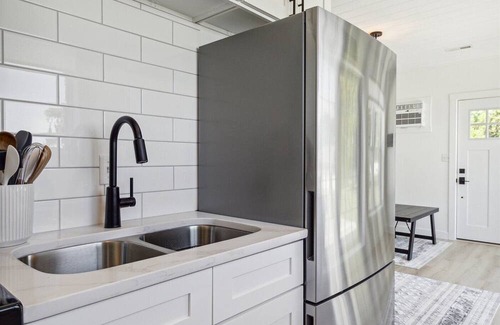 Lake Koshkonong Hütte | Adorable Lakefront Cottage w/private pier, beautiful views & newly updated!