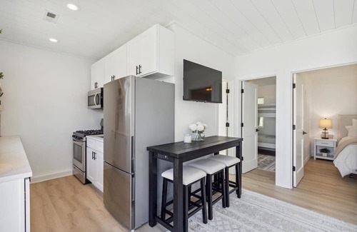 Lake Koshkonong Hütte | Adorable Lakefront Cottage w/private pier, beautiful views & newly updated!