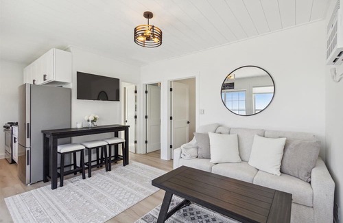 Lake Koshkonong Hütte | Adorable Lakefront Cottage w/private pier, beautiful views & newly updated!