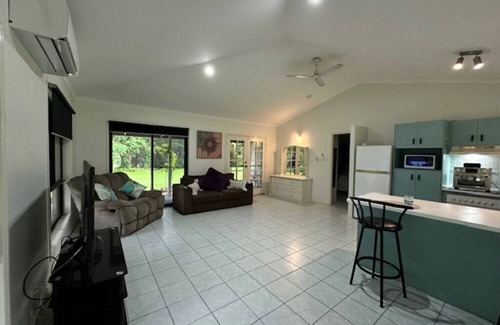 Dundowran Beach Wohnung | Welcome to "Margaritaville" - Where it is always 5 O'clock somewhere!
