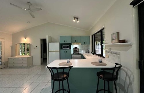 Dundowran Beach Wohnung | Welcome to "Margaritaville" - Where it is always 5 O'clock somewhere!