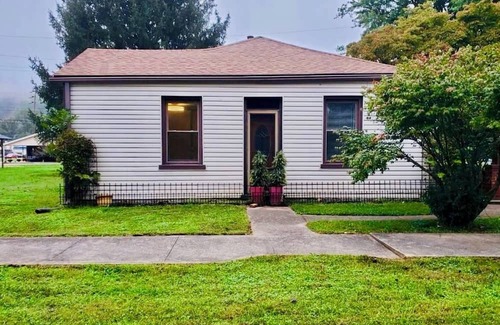 Vevay Haus | "The Little House on Pike"nCharming 2-bedroom house in wonderful Vevay.