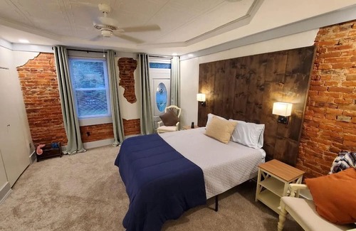 Vevay Haus | "The Little House on Pike"nCharming 2-bedroom house in wonderful Vevay.