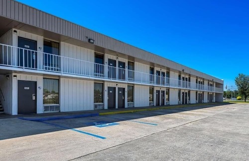 Hamilton Haus | Your Budget-Friendly Room with Pool and Free Breakfast | 2 Rooms