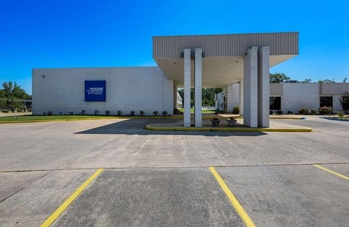 Hamilton Haus | Your Budget-Friendly Room with Pool and Free Breakfast | 2 Rooms