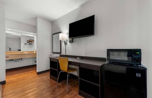 Hamilton Haus | Pet-Friendly Room: Enjoy Your Stay with Outdoor Pool and Free Parking