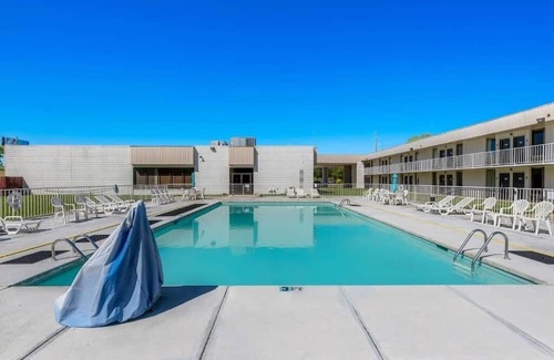 Hamilton Haus | Experience Relaxation with Pool and Free On-Site Parking | 4 Affordable Rooms