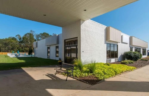 Hamilton Haus | Experience Relaxation with Pool and Free On-Site Parking | 4 Affordable Rooms