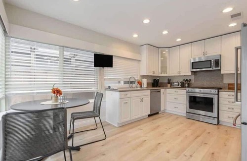 Huntington Beach Haus | Serenity Haven in Huntington- Beach vibe & pool