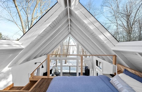 Hampstead Kabine | Secluded Lakefront Treetop Cabin with Nordic Spa