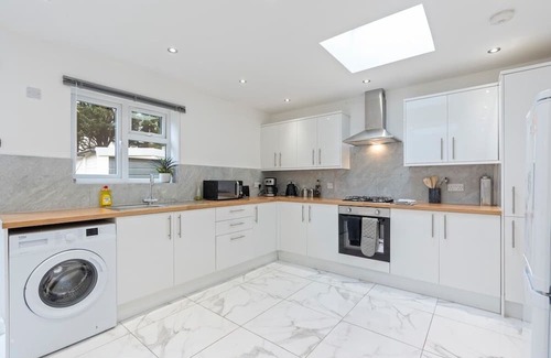Little Holland Haus | Elegant 3 Bed Haven in Dartford