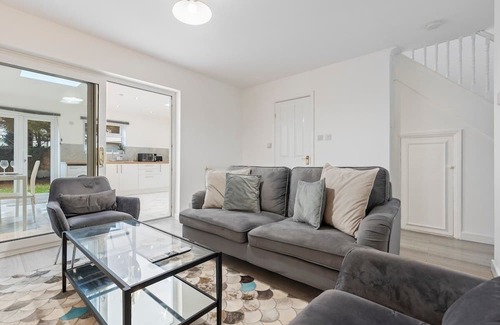 Little Holland Haus | Elegant 3 Bed Haven in Dartford