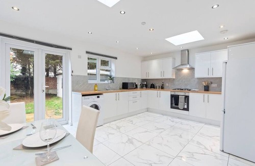 Little Holland Haus | Elegant 3 Bed Haven in Dartford