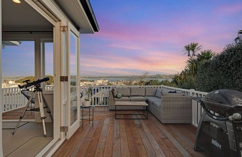 Devonport Haus | Stunning hillside home with city views